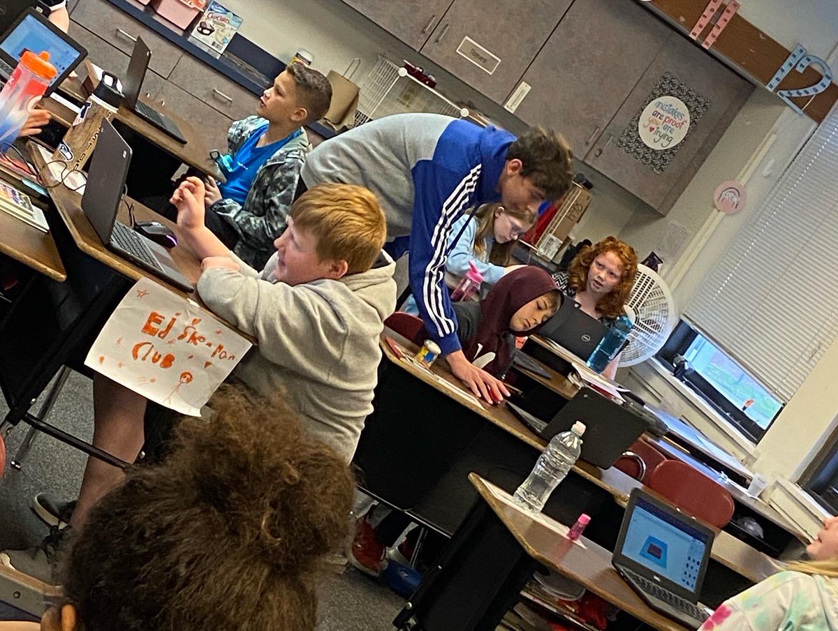 Reindl5th1's tweet photo. HS engineering students working with 3rd and 4th graders at Memorial on #tinkercad for 3D printing https://t.co/X3xq4ACF2K