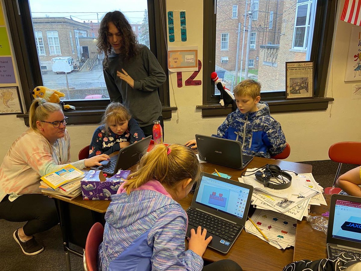 HS engineering students working with 3rd and 4th graders at Memorial on #tinkercad for 3D printing