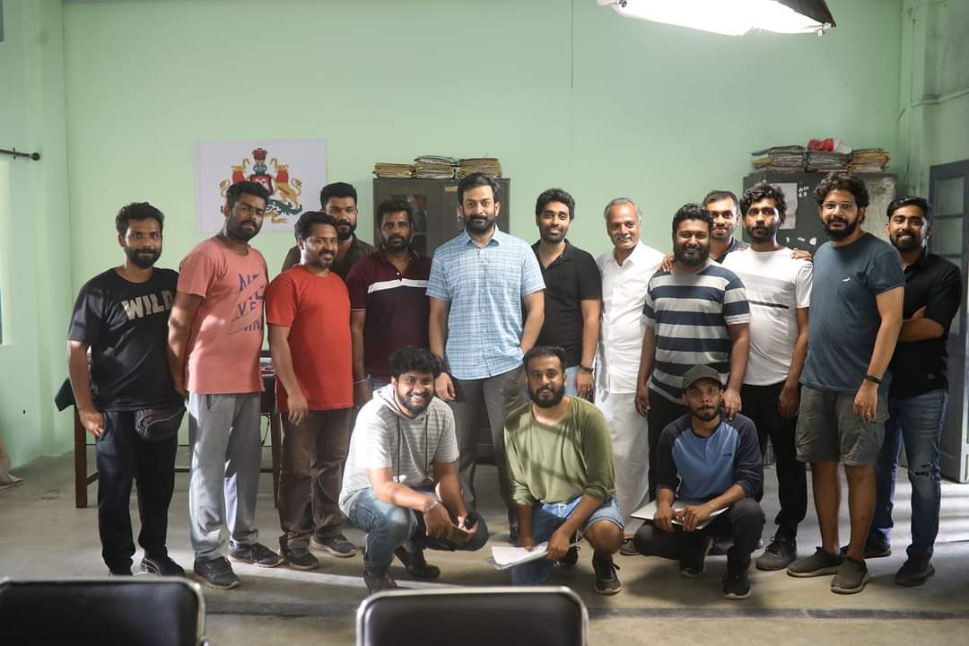 AkhilJa81337536's tweet photo. A Happy team pic - after the blast scene 💥
Missing many in this pic though 👀 - #PyroTechnicians #VfxTeam #ArtDept
Many updates to follow soon #JanaGanaMana #April28inTheaters
@PrithviOfficial https://t.co/XXQiH020qL