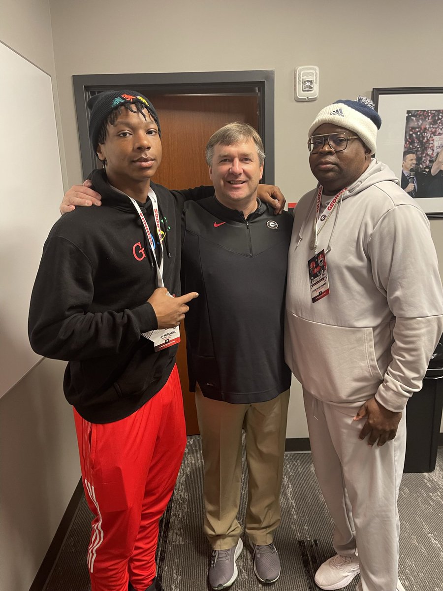 byron_devinner's tweet photo. Last high school spring practice for my lil Bruh! Iโve been blessed to watch @DatGuyTM grow up from a young 8th grader to the star he is now! Love ya Lil Bruh Ballout #LastGoRound #4Peat https://t.co/6FZtC6Yt3D