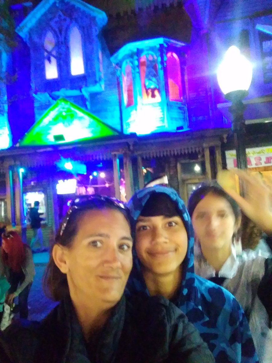 SaltosSherree's tweet photo. Old town with my babies!! Loved it😍🥰 https://t.co/0PfbS7mR0Z