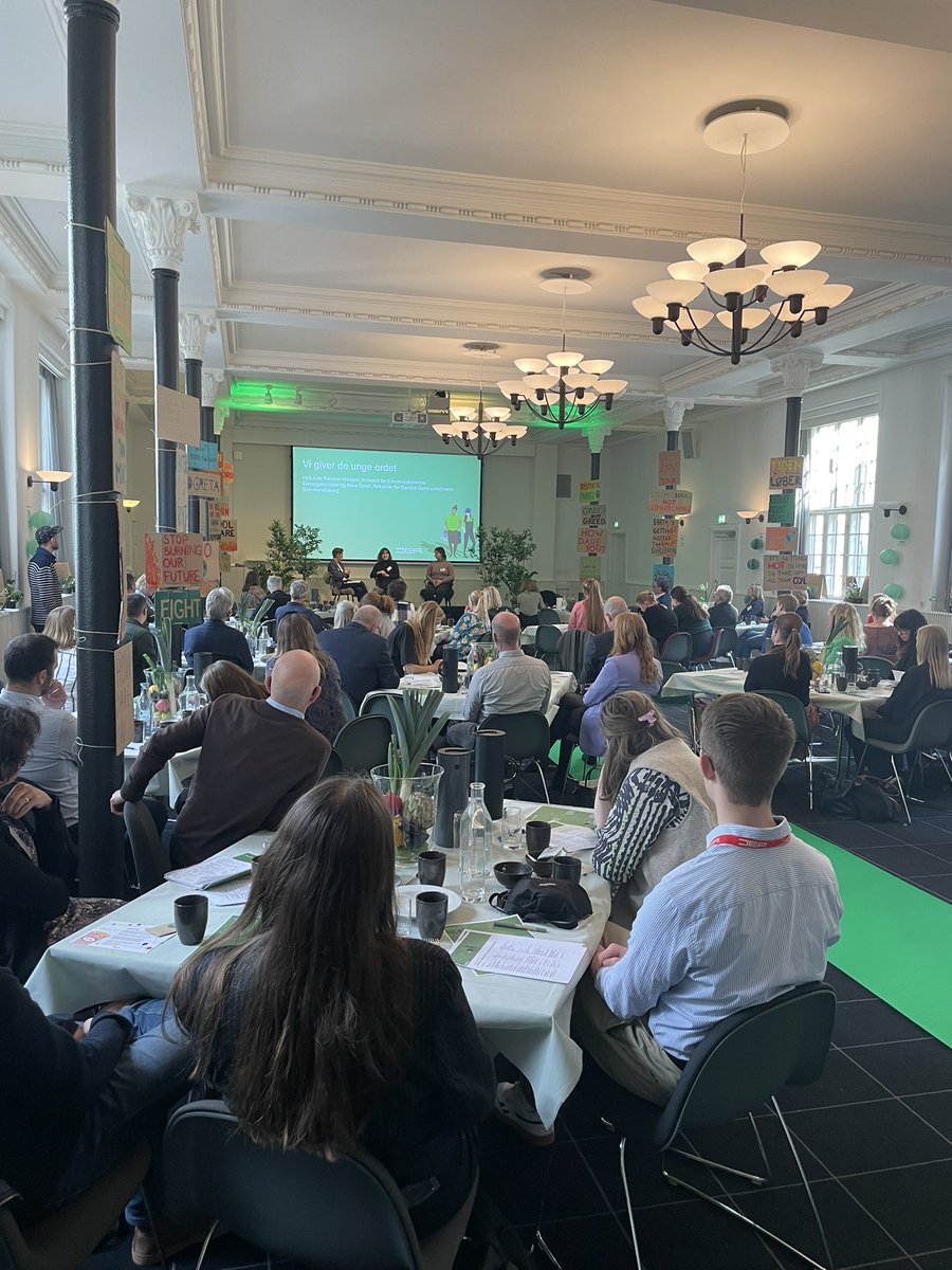 MadsFjord's tweet image. Bæredygtighed skal ikke være et add on, men en integreret del af uddannelserne, ifølge @AlmaTynell fra @gymnasieelever_  og Julie Kølskov Madsen fra @eeodk. #partnerdag @TaenketankenDEA