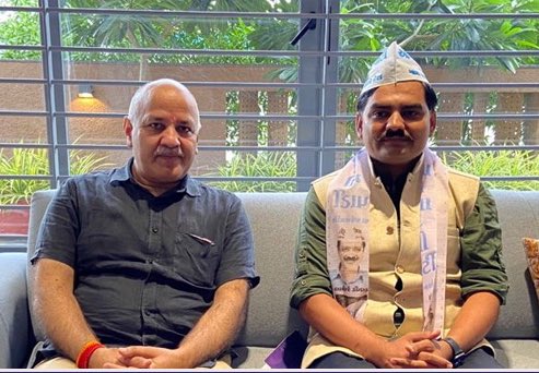 Gopal_Italia's tweet photo. ગુજરાતના મહેનતું બેરોજગાર યુવાનોના હક્ક માટે લડી રહેલ શ્રી @YAJadeja ને ભાજપ સરકારે ખોટા કેસમાં ધરપકડ કરેલ છે. 

કેમ @sanghaviharsh તમે ચમરબંધીઓને છોડ્યા અને નિર્દોષ યુવાનને પકડ્યો. તમારામાં તાકાત હોય તો આશ્રિત વોરાને પકડો.

આમ આદમી પાર્ટી શ્રી યુવરાજસિંહ જાડેજાના સાથે છે. https://t.co/8rAey5vusu