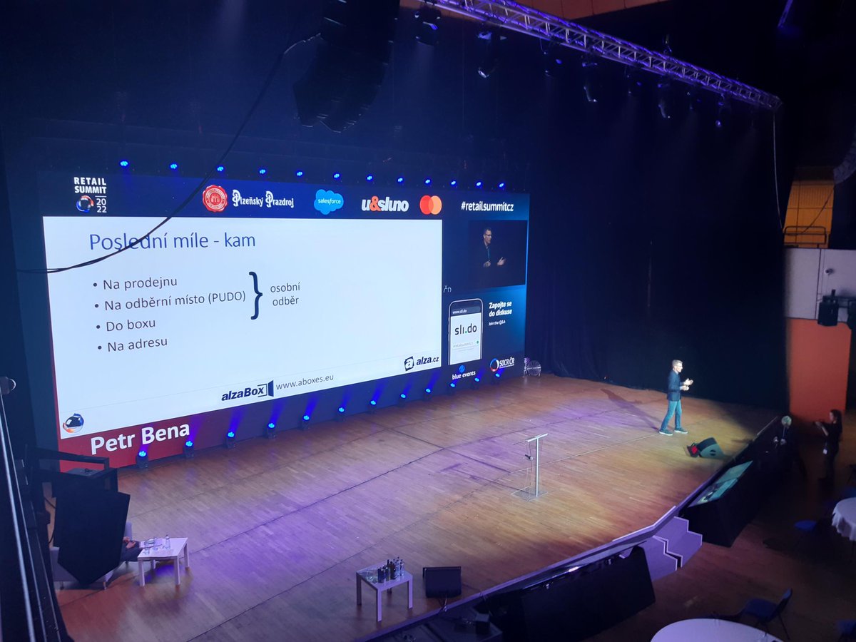 MarketingaMedia's tweet photo. .@BenaPb z @Alzacz předpovídá „duhový svět maloobchodu“, ve kterém dojde ještě k užšímu propojení retailu a technologií.  Mluví o atraktivitě boxů. „Je to nejvyšší forma z pohledu pohodlnosti nákupu, nový infrastrukturní prvek země. Podobně jako máme síť silnic.“ #retailsummitcz https://t.co/UQyz1RtOp6