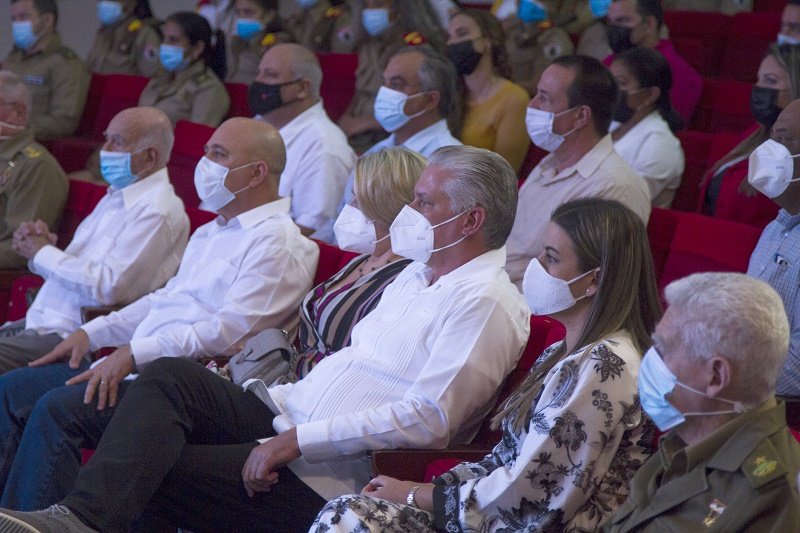 La hora de crear y de defender el socialismo siempre será la hora de los jóvenes, lo ratificamos anoche en la gala por los 60 años de nuestra @UJCdeCuba. Gracias Presidente @DiazCanelB por acompañarnos otra vez. #VamosConTodo a cuidar por siempre esta Revolución. #CubaVive