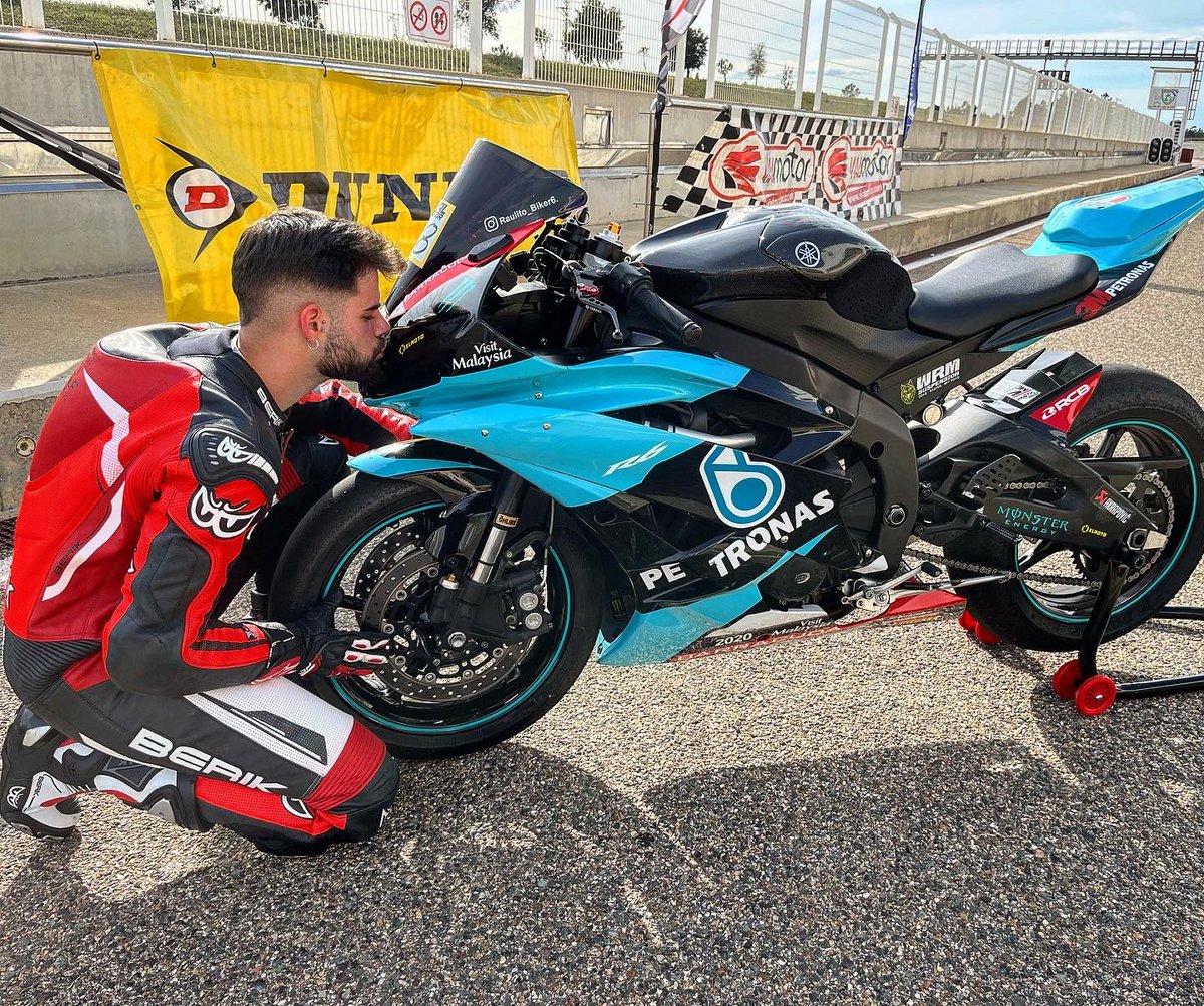 Biker6Raulito's tweet photo. Para volar solo se necesitan dos Ruedas. 🖤💙.
.
.
.
.📸 @egalindoff 

#yamahar6 #r6r #petronasmotorsports #berik #dunlop #biker #bikerlive #bikergram #bikerlifestyle #alpinestars https://t.co/GUqtEQzBXs
