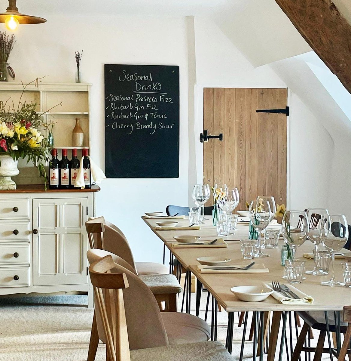Hare__Hounds's tweet photo. Our new Private Dining Room upstairs, available for dinners for 10-30 people, email us for more information, or to book your next celebratory meal with us 😊 #privatediningroom #cowbridge #valeofglamorgan #welshpub https://t.co/C9Ecn5bNDL