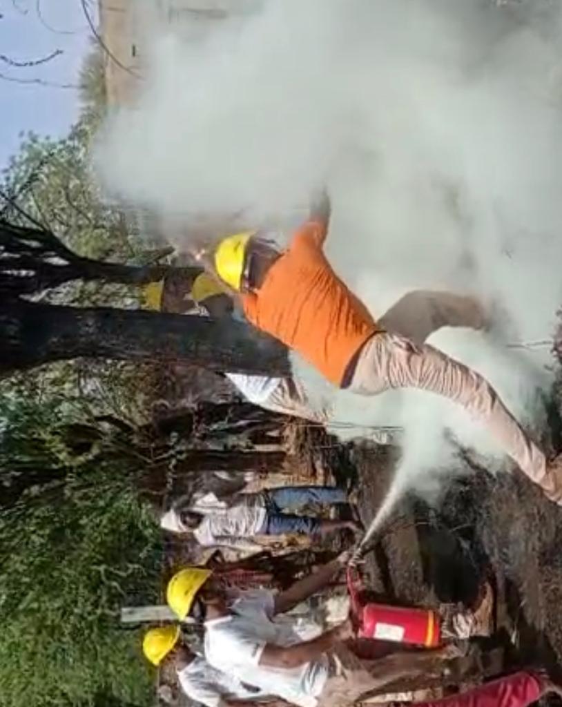 SDRFRaj's tweet photo. *“आपदा में सहारा-SDRF है हमारा”*
#Helpinghand
#SDRF राजस्थान सेनानायक @pankajips2009 के निर्देशन में #SDRF बटालियन मुख्यालय गाडोता #जयपुर की रेस्क्यू टीम ने कड़वा का बास गांव में चारे के बाड़े में लगी आग पर त्वरित कार्यवाही कर पाया काबू। @PoliceRajasthan @DcDmJaipur @PtrAmit https://t.co/Jcn2rwbYVn