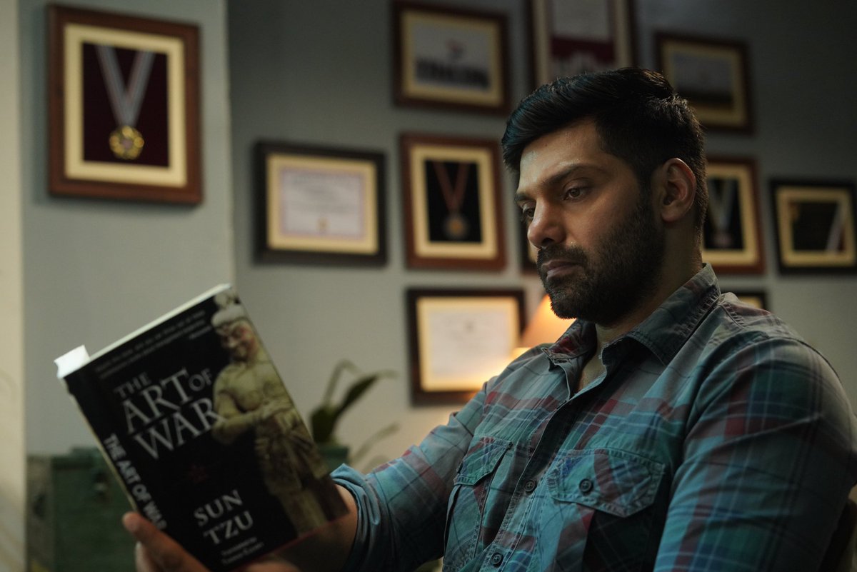 FilmyHub_'s tweet photo. Calm before the storm @arya_offl #Captain
#CaptainFirstLook @ShaktiRajan @SimranbaggaOffc @AishuLekshmi @immancomposer @madhankarky #TheShowPeople https://t.co/uzU3M6Wq7N