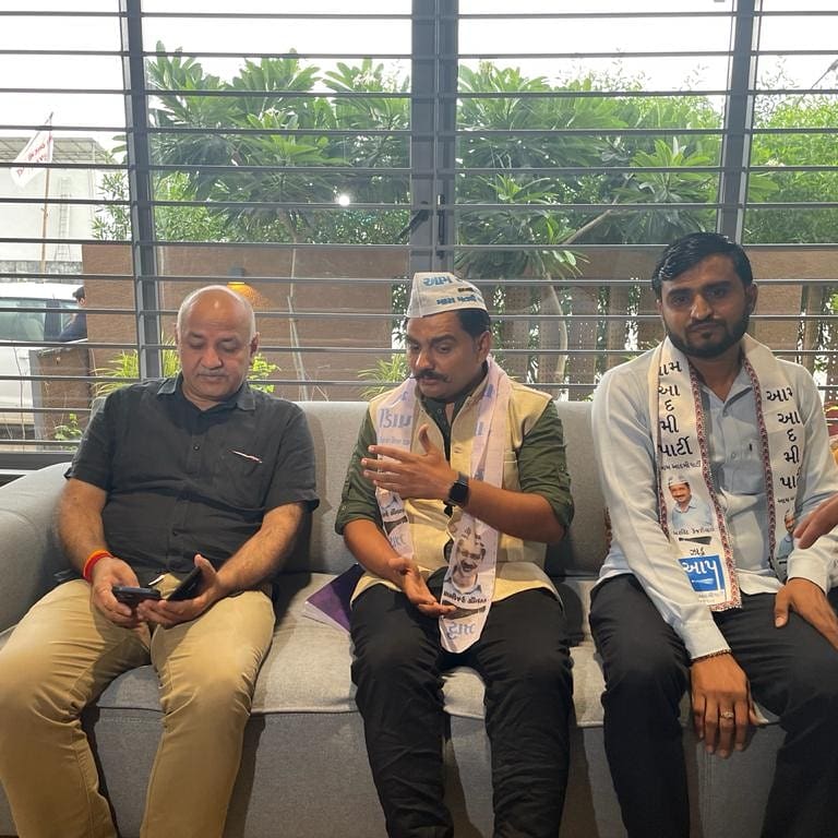 Yuvi_1212's tweet photo. લાખો વિદ્યાર્થીઓના હિતેચ્છુ અને હંમેશા અન્યાય સામે લડત આપનાર એવા @YAJadeja  ને આજે ખોટી રીતે અટકાયત કરી કલમો લગાડવામાં આવી છે ત્યારે આજે તેમને આપણા બધાના સપોર્ટ ની જરૂર છે તો આશા છે તમામ વ્યકિત આજે તેમના સપોર્ટમાં આવશે 
#I_stand_with_Yuvrajsinh 
#release_Yuvrajsinh 
@NiravJoshi0 https://t.co/LUGGNOKNlY