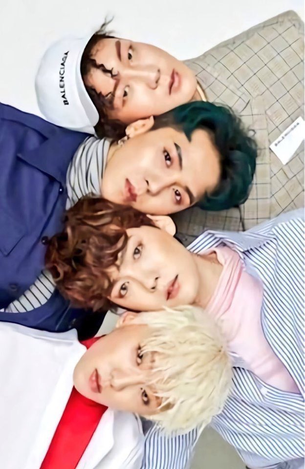 hello__aru's tweet photo. 💙2022가족사진💙 https://t.co/HEdEGuXw6n
