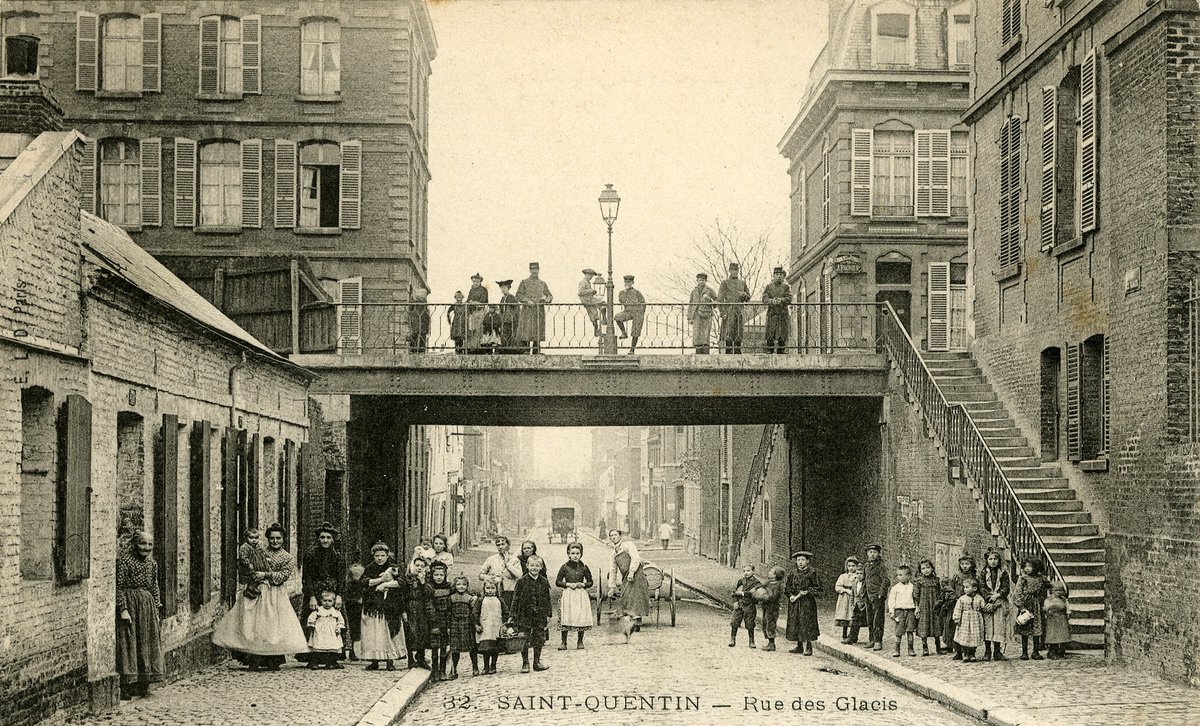 a_saint_quentin's tweet photo. #INSTANTARCHIVES | Rue des Glacis 📍
Très peuplée et très populaire, la rue des Glacis était souvent l'objet de toutes les attentions de la part des photographes éditeurs de cartes postales 📸
Celle-ci a été prise vers 1900 📅 https://t.co/svIhRbUNiE