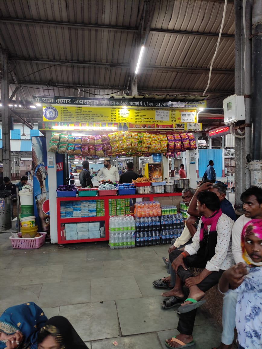 priyanshuc09's tweet photo. At the station of Prayagraj there is not a single original bottle of RAIL NEER. There was not the QR onto the cap and not well sealed too as usually it has.
#stopthisscam #checktheqr #selloriginalneer #waterbottle
@RailMinIndia @IRCTCofficial @RailwayNorthern @RailwaySeva https://t.co/httQhPbeFq