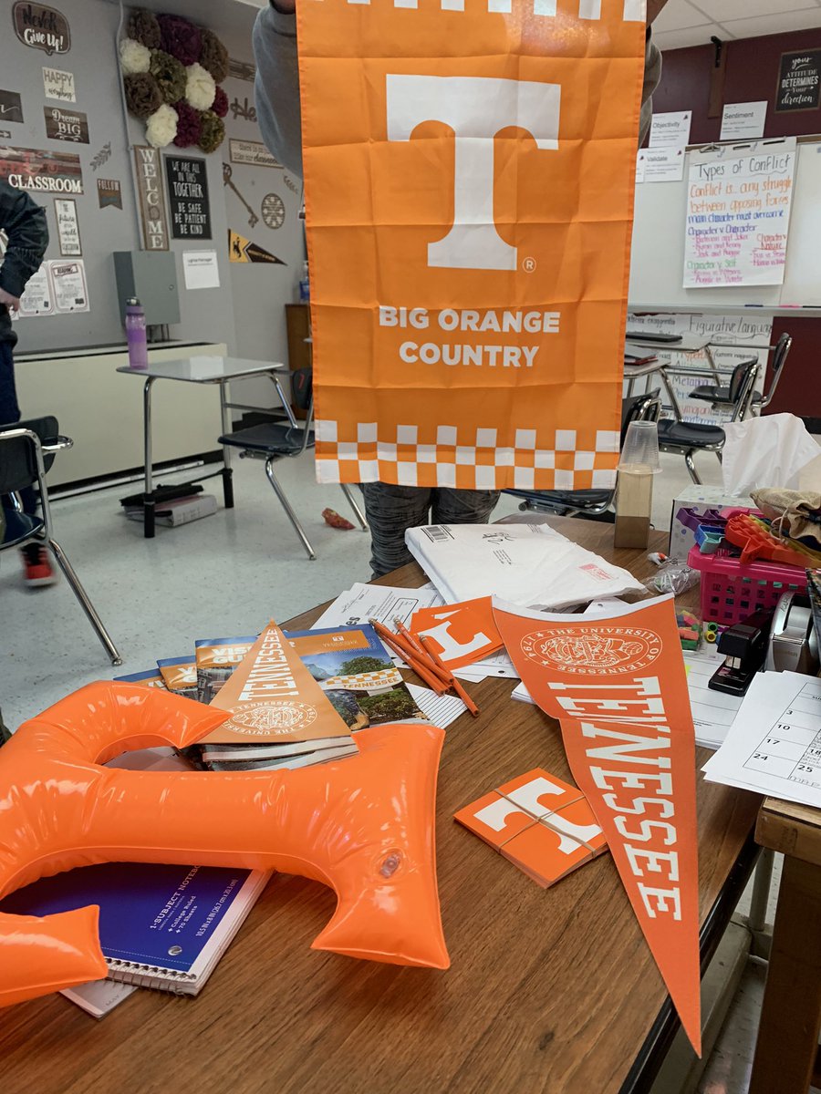 RebersRoom's tweet photo. Shout out to @universityofte4 for the swag as part of our @AVID4College college research! #creatingcollegeattendees #futurevols https://t.co/jadUlxkdHd