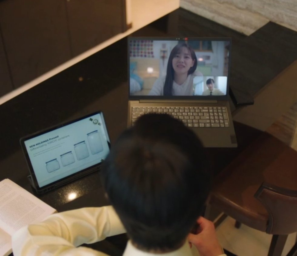 Nonton_Kdrama's tweet photo. Andai dulu ada teknologi yang bernama video call, mungkin Baek YiJin dan Na Heedo tidak akan putus dan tetap memberi kabar satu sama lain seperti Kang Tae Moo dan Shin Hari. #BusinessProposalEp12 #BusinessProposal https://t.co/VcuPgDlXMz