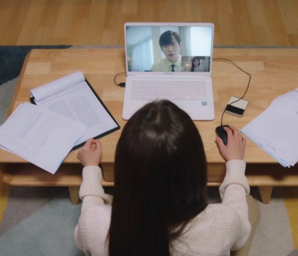 Nonton_Kdrama's tweet photo. Andai dulu ada teknologi yang bernama video call, mungkin Baek YiJin dan Na Heedo tidak akan putus dan tetap memberi kabar satu sama lain seperti Kang Tae Moo dan Shin Hari. #BusinessProposalEp12 #BusinessProposal https://t.co/VcuPgDlXMz