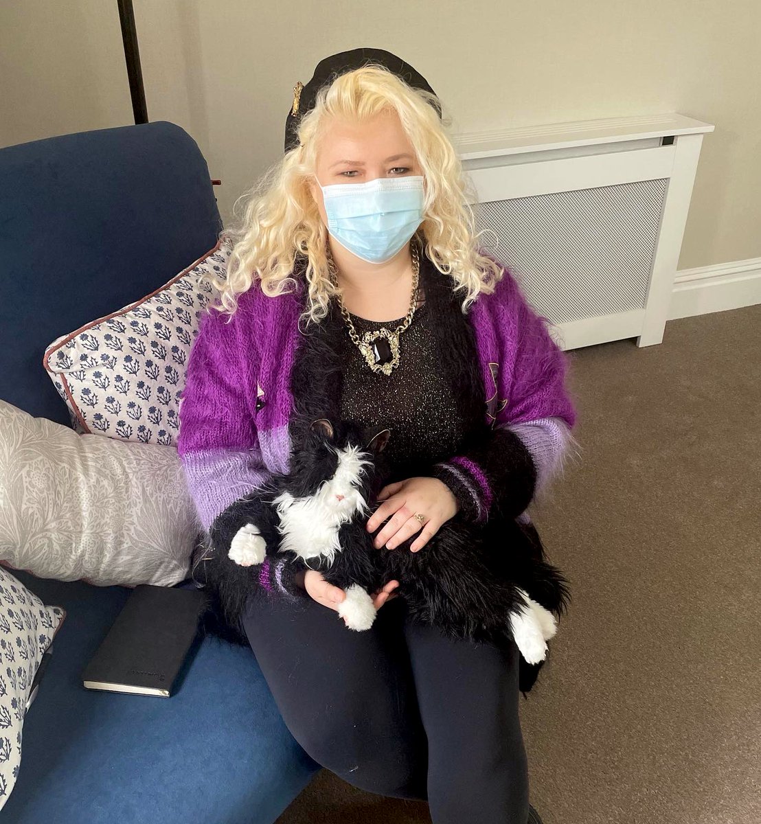 Anna_AMMag's tweet photo. Trying to not lose my head while visiting @HallmarkCare ‘s Hutton View - full write up, including robotic cats, murderous kings and pineapple rooms, coming soon to @Caring_Times 💚 https://t.co/0q8pxsLGOF