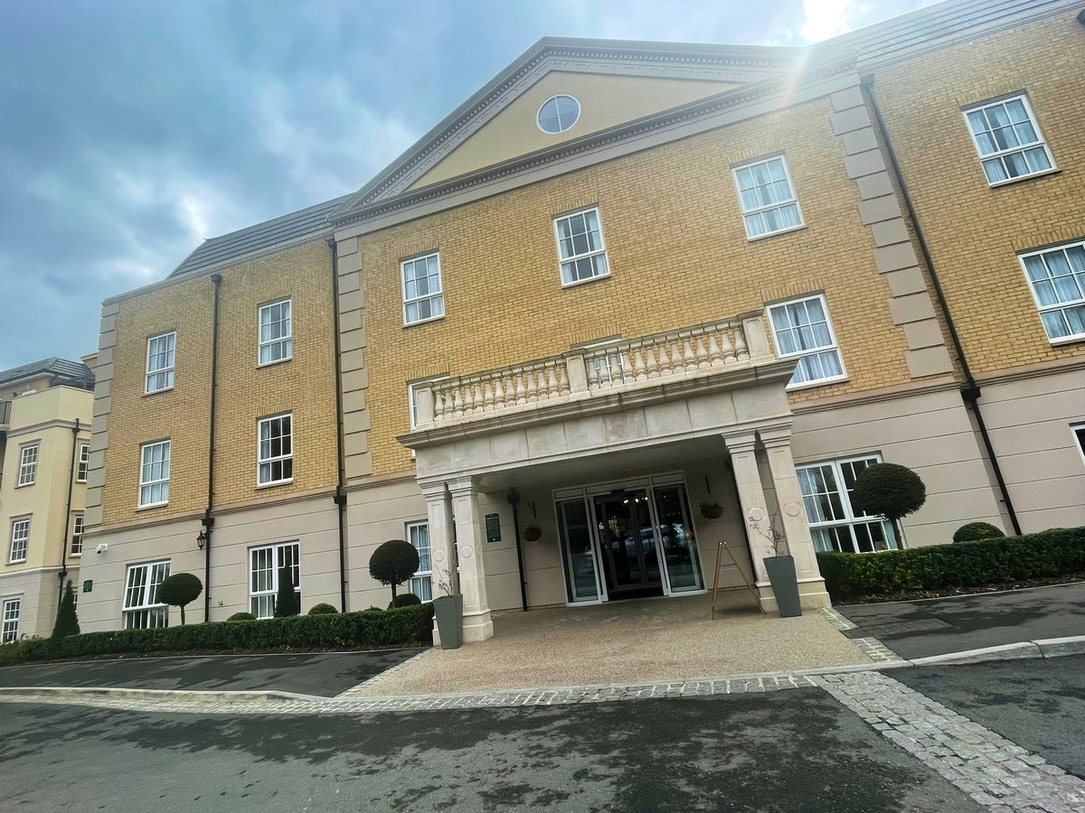 Anna_AMMag's tweet photo. Trying to not lose my head while visiting @HallmarkCare ‘s Hutton View - full write up, including robotic cats, murderous kings and pineapple rooms, coming soon to @Caring_Times 💚 https://t.co/0q8pxsLGOF