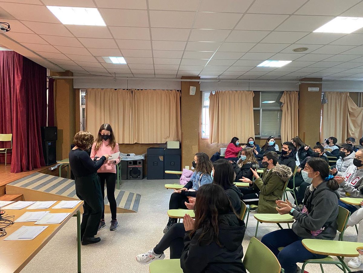 IES_PabloNeruda's tweet photo. Entrega de premios XXVIII Concurso Literario “Magali Alonso” 

#literatura #leganés #creandomagia #pequeñosescritores https://t.co/qXvkWe3RL2
