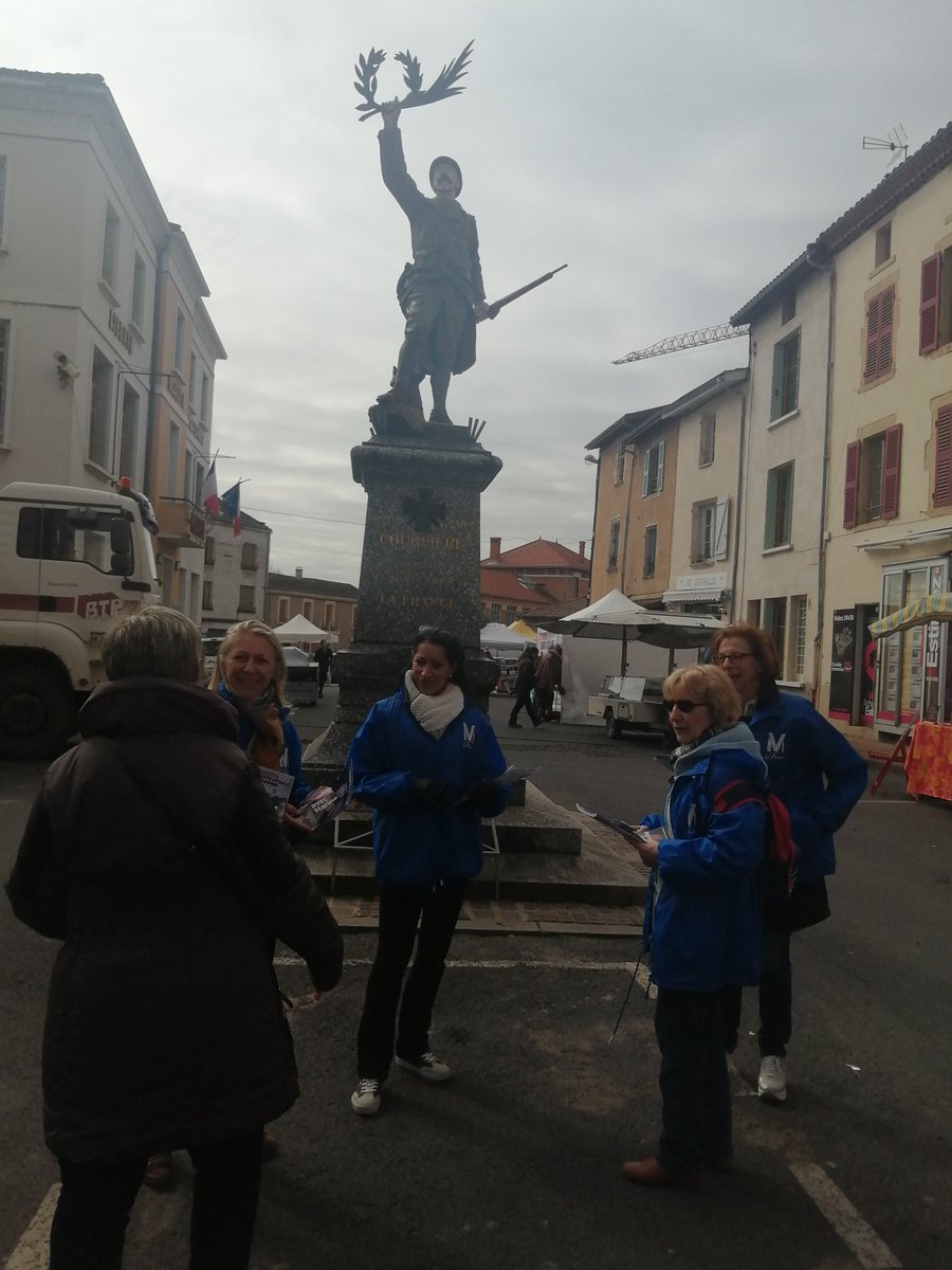 OuadahYanisRN's tweet photo. #LesFemmesAvecMarine du Puy-de-Dôme sont mobilisées pour cette dernière semaine de campagne !
Ce matin, elles étaient au marché de #Courpiere en compagnie des militants du RN63 avec un accueil mémorable.
#DimancheJeVoteMarine #MarinePresidente
#LesJeunesAvecMarine https://t.co/jjxSkSfhzq