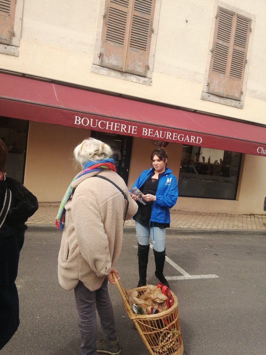 OuadahYanisRN's tweet photo. #LesFemmesAvecMarine du Puy-de-Dôme sont mobilisées pour cette dernière semaine de campagne !
Ce matin, elles étaient au marché de #Courpiere en compagnie des militants du RN63 avec un accueil mémorable.
#DimancheJeVoteMarine #MarinePresidente
#LesJeunesAvecMarine https://t.co/jjxSkSfhzq