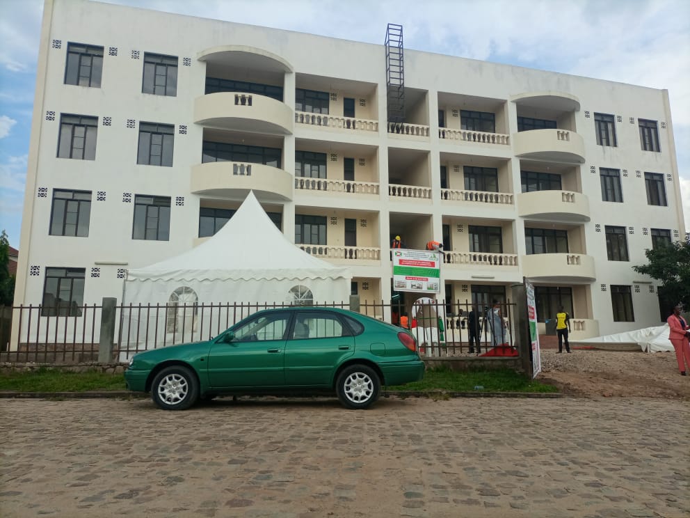 AgasekeTv's tweet photo. #Burundi @ObuhaOffice via le ministre de @MielsBurundi procède ce mardi 5.4.2022 aux  cérémonies de remise des clés aux acquéreurs des appartements du 4ème bloc de logements collectifs à #Kigobe_Nord en Commune de #Ntahangwa.
#Agaseke
#Burundi
#OBUHA https://t.co/b8yXg8IsAd