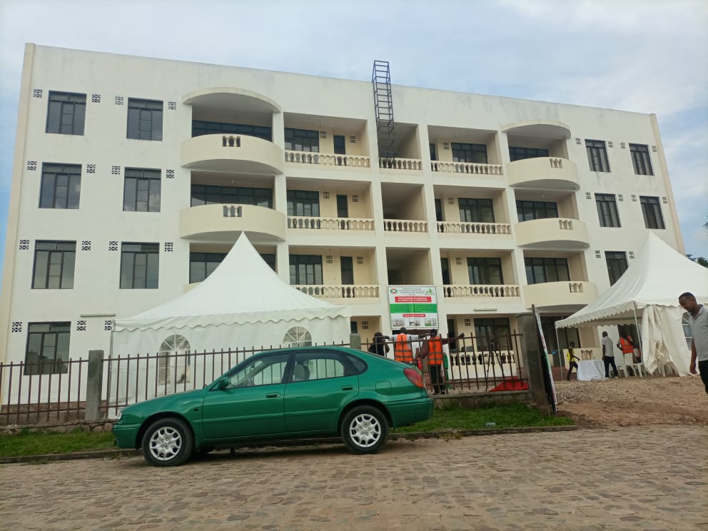AgasekeTv's tweet photo. #Burundi @ObuhaOffice via le ministre de @MielsBurundi procède ce mardi 5.4.2022 aux  cérémonies de remise des clés aux acquéreurs des appartements du 4ème bloc de logements collectifs à #Kigobe_Nord en Commune de #Ntahangwa.
#Agaseke
#Burundi
#OBUHA https://t.co/b8yXg8IsAd