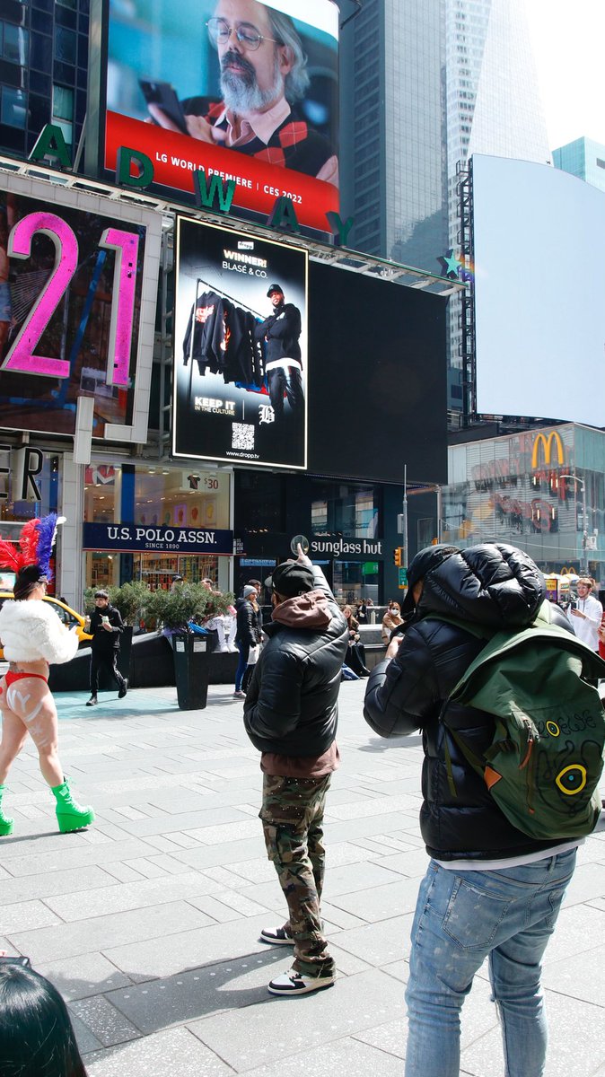 Tribe_Shed's tweet photo. Seeing yourself in the middle of Times Square is an experience you just will never forget. New York owes me nothing 🥂 https://t.co/hIq1SPMbBA