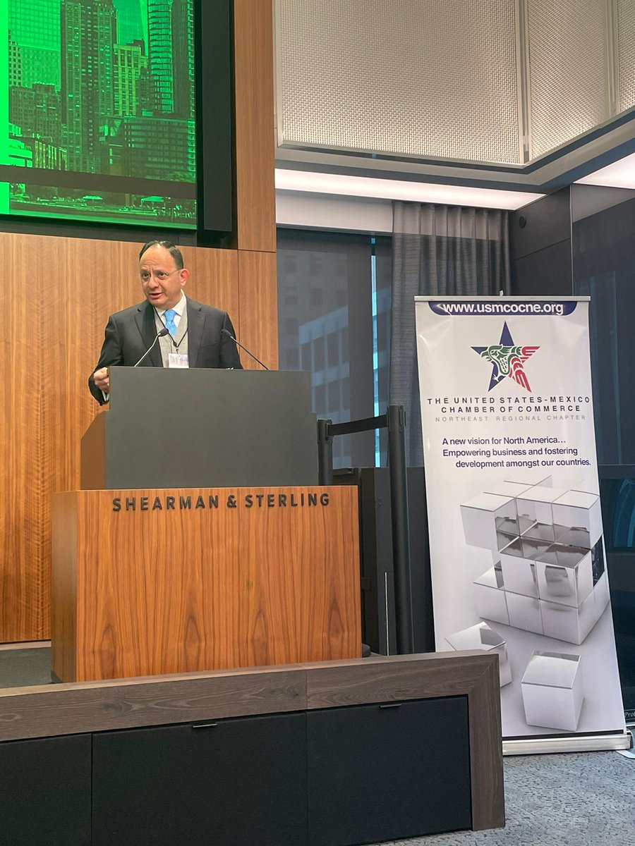 ConsulMexNuy's tweet photo. El Cónsul General @Jorge_IslasLo participó en la 8a Cumbre de Inversión Inmobiliaria México-Estados Unidos, organizada por la @usmcocne1. En su mensaje destacó la importancia de promover la inversión y la innovación para fortalecer al mercado y las oportunidades en ambos países. https://t.co/1xdJtz3fjk