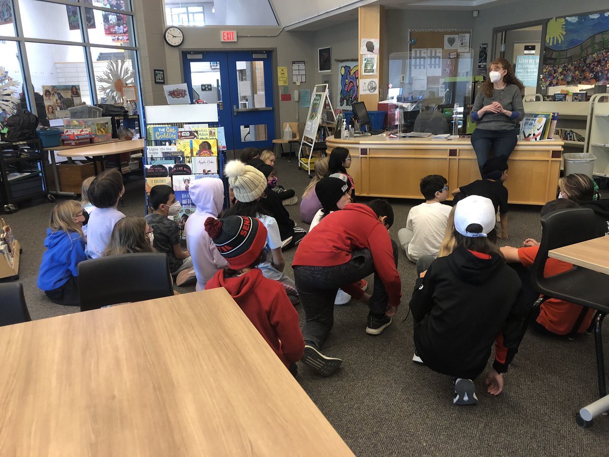 MrsVarvaresos's tweet photo. We are so excited to be back in the library after two long years! Big thanks to Ms. Randall for getting the library back in order after the long months on construction. @BerriganSchool https://t.co/SIeSIsFQS5
