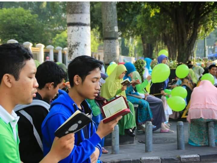 #Copas
1.18.51

BANGKITNYA MUSLIM RADIKALIS JOGYA - Gerakan pembacaan kitab Al Quran di kawasan Malioboro merusak imaji khalayak tentang Kota Jogya sebagai Kota Budaya dan Kota Pelajar.  Jogya juga bukan Kota Agama, bukan Kota Islam meski tidak anti agama dan anti Islam.