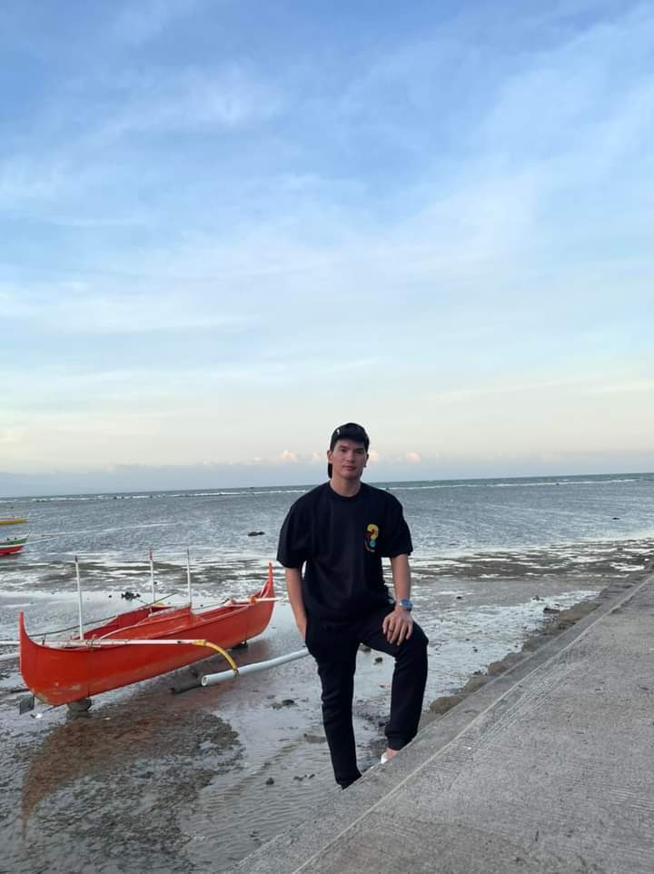 Love your enemies and pray for those who persecute you

SOLID MYGZ MOLINO 
#WeFightForMygzMoliNo
#MygzMolino_HappyLangMV