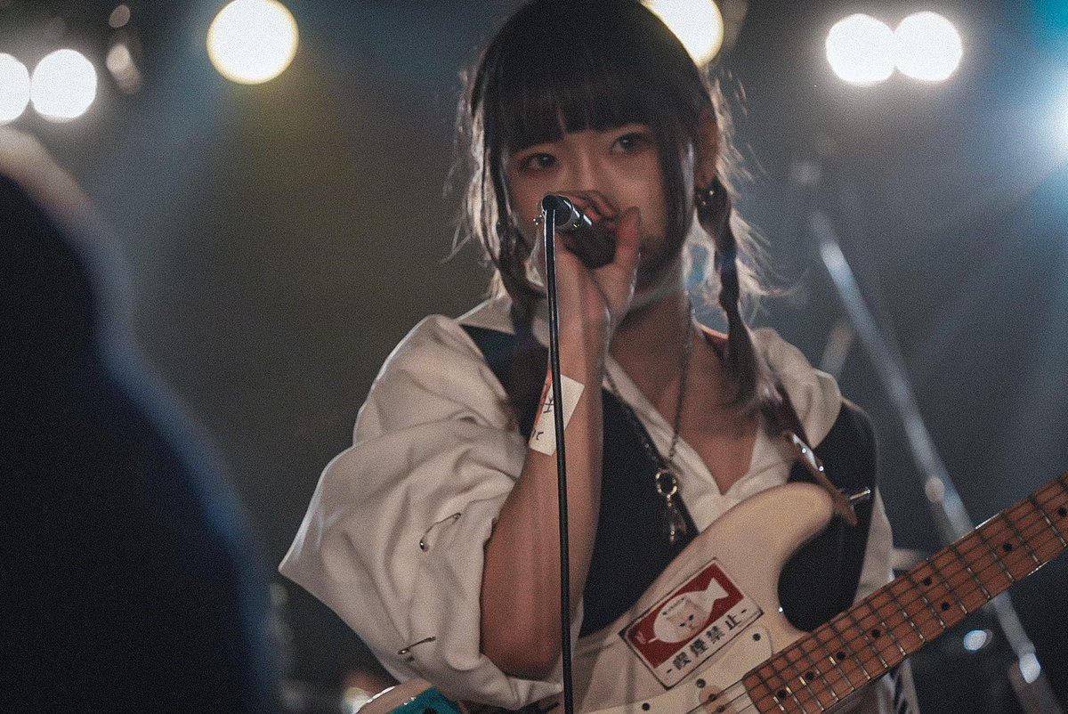 RiTY_info's tweet photo. 改めて 税金5%解散
昨日のライブが誰かの明日の命の糧になったらいいな
まいちゃんには表現が生活でしかなくて 死ぬまでまいちゃんが作る音楽はのこり続けるし 生まれつづけるのだ
あなたたちに会えてしあわせです
何があっても「税金5%」を守ってきてよかったです
またどこかで それまで健康でいてね https://t.co/F0XuY6cj7a