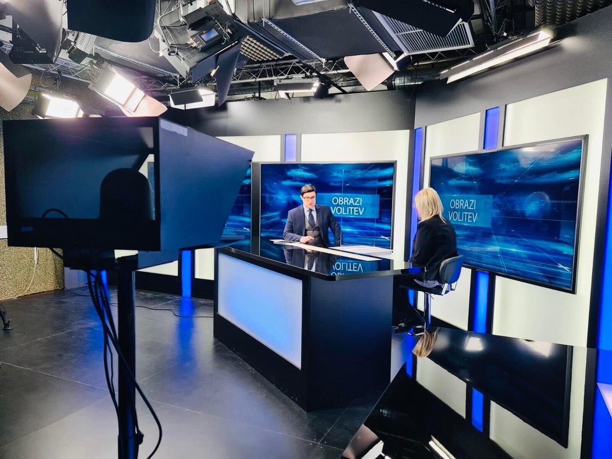 JulijaHerle's tweet photo. #BehindTheScenes 🗣 snemanje oddaje Obrazi Volitev 2022. Oddajo si lahko ogledate nocoj ob 21:45 na @Nova24TV in jutri ob 7:40. Vabljeni k ogledu 👀. #Volitve2022 #JulijaZaPoslanko #VoliDesno #VoliResno #VoliSDS #Domžale #Trzin #Mengeš https://t.co/M66vE6Skjw