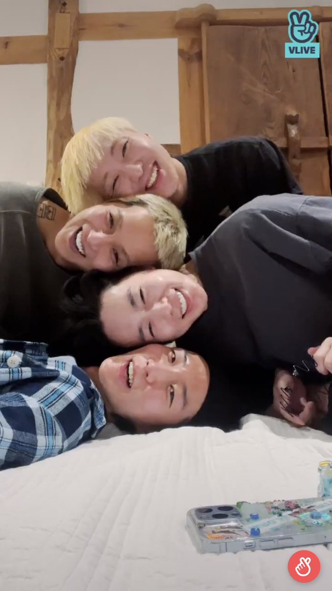 Y_qtyline_G's tweet photo. My Happy 💊💊💊💊 !! It still feels like 2013 again and the 4 of you laugh out on anything that makes no sense and find it funny. The best bond of brothers for me. And I'm proud to witness that since day 1. I love u my OT4 always.
#WINNER4EVER @yg_winnercity https://t.co/uBlg7PrPuq
