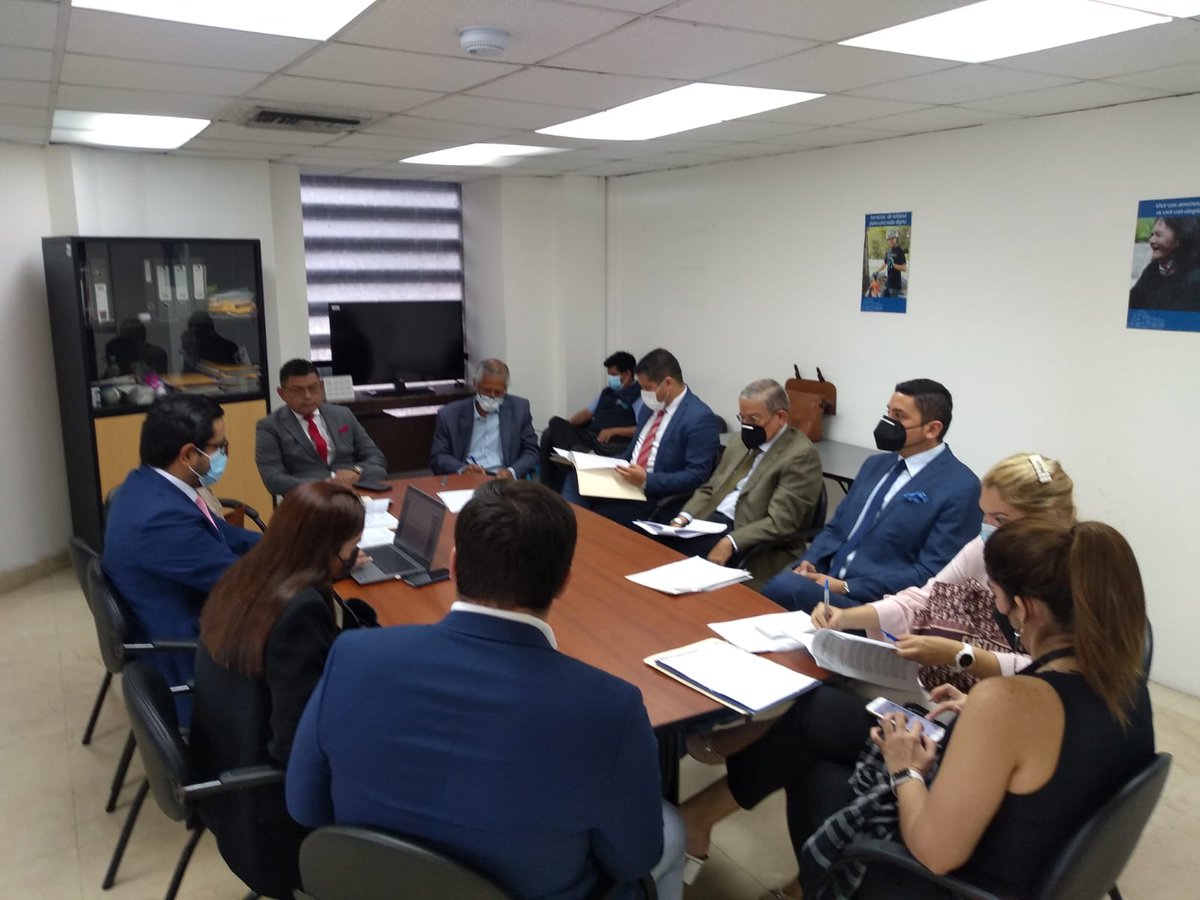 DEFENSORIAEC's tweet photo. Se realizarán controles para verificar los establecimientos que violen la ley y se hará conocer a @FiscaliaEcuador; se convocará a instituciones financieras y #DefensoresDelCliente para analizar estrategias y canales que permitan atender reclamos y proteger a los consumidores. https://t.co/cdEOuQXrPg