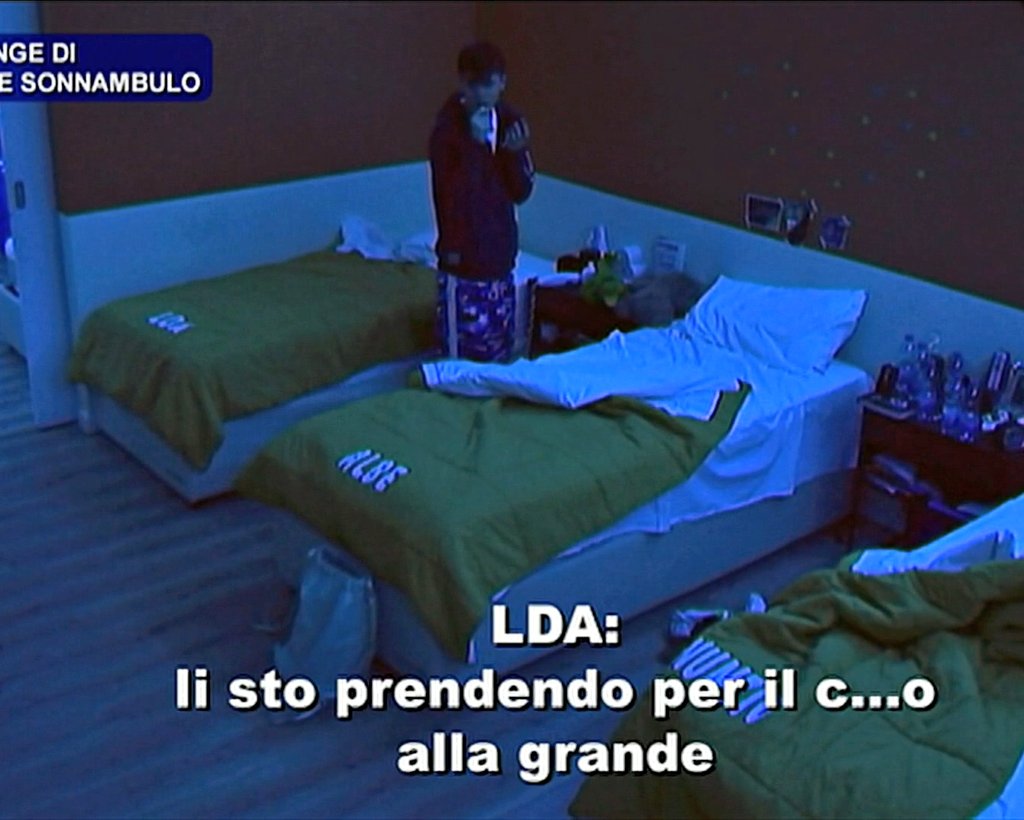itsscarolaa's tweet photo. ma cosa sta succedendo qui luca che finge di essere sonnambulo questi che si spaventano e si incontrano tutti di notte mezzi nudi mi sto pisciando #amici21 https://t.co/kr9SyvLZTm