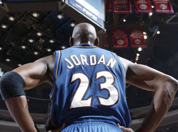 HOBricks's tweet image. Michael Jordan the 10 games before tearing his meniscus in 2002:

29.7 PPG
6.6 assists 
6.1 rebounds 
- Team was on pace to win 50 games after a previous 19-63 record 

He was 39 btw.