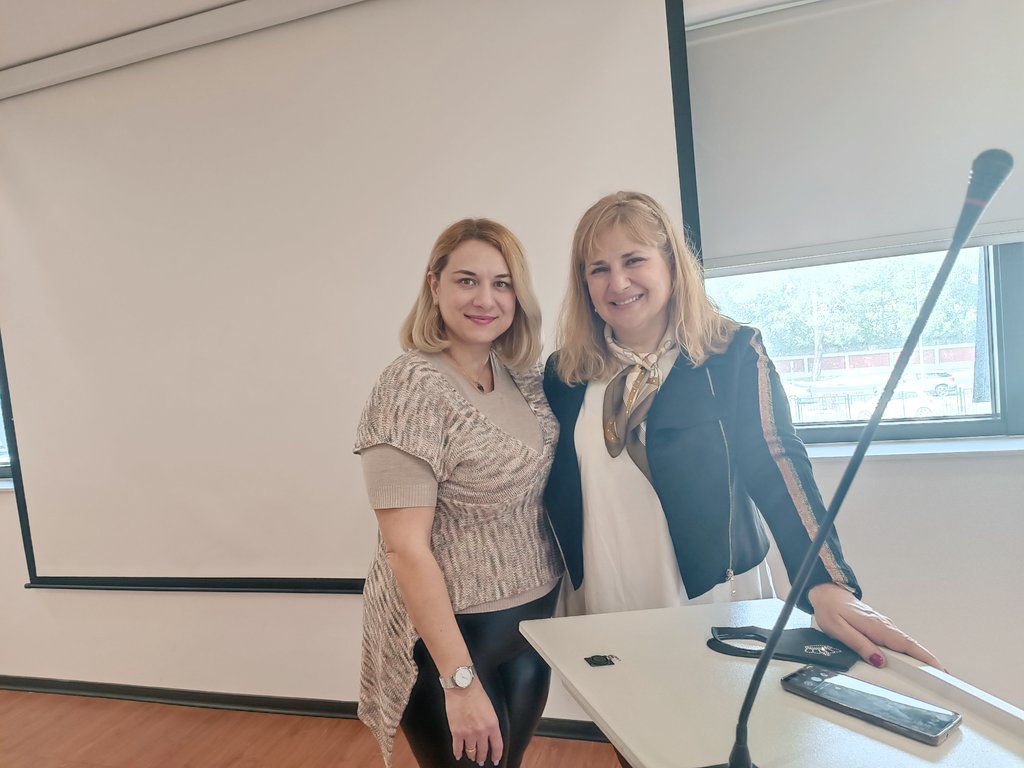 sim010101's tweet photo. Met dr. Christina and dr. Tatiana, amazing lecturers at my afternoon's presentation of projects #4ArtPreneur @DIMASPROJECT1 , #Angelproject , #ARDESproject  funded by @EUErasmusPlus 
@EuropeanUniCy @peak_euc 

Learning all about camera 📷 timer!
🤗😉
#womenempowerment https://t.co/pgWZeMgYq7