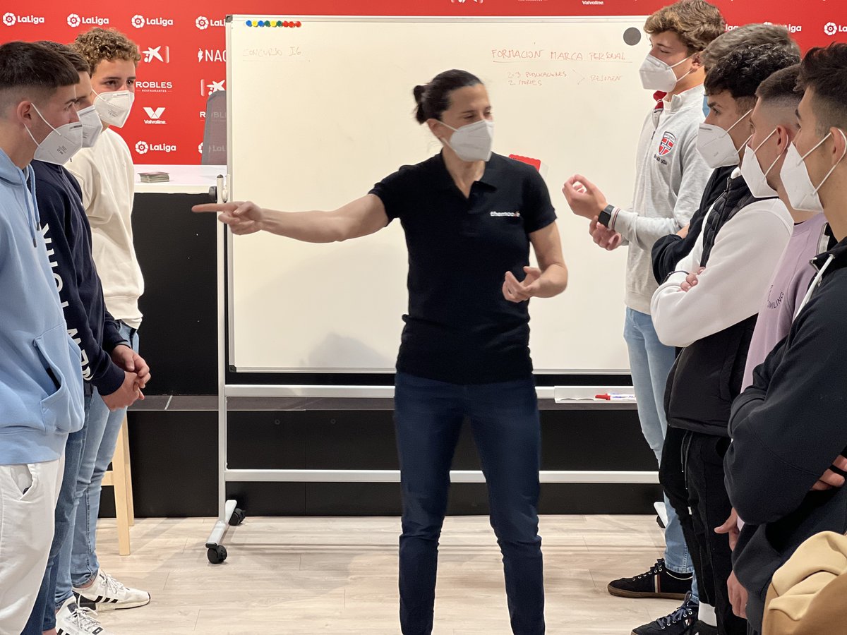 CanteraSFC's tweet image. 📰 El @SevillaFC ofrece una formación sobre Marca Personal al @SevillaFC_Fem y a jóvenes de la residencia de la #CanteraSevillaFC. ⚽️⚪️🔴

🗣️ Con la psicóloga del deporte, Mar Rovira (@puppysta1975) ➡️ bit.ly/3r442uD

#WeareSevilla #NuncaTeRindas