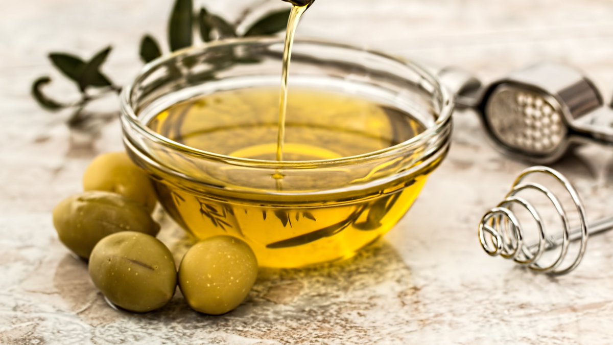 100 milioni di euro per i frantoi di #olio extravergine di oliva.  Il Decreto di @Mipaaf_ rafforza la competitività del sistema alimentare, ammoderna le strutture di trasformazione, investe sulla sostenibilità e migliora la #qualità dell'olio.  
politicheagricole.it/ammodernamento…