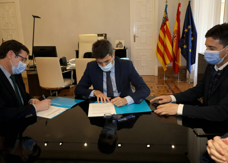 grupoenercoop's tweet photo. Los municipios alicantinos, a través de la @dipuAlicante, podrán acceder al know-how de @grupoenercoop tras crear la #comunidadEnergética #COMPTEM en #Crevillent. Llevamos así la #energía a todos los hogares de forma justa y respetando el medio ambiente. 👉https://t.co/gqP6uNakBd https://t.co/K0GWJGe8Rg