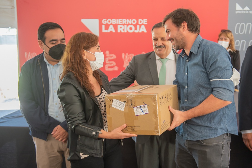 juankisantander's tweet photo. Una gestión que prioriza la Salud de cada riojano. 
Acompañamos al Gobernador @QuintelaRicardo en la entrega equipamiento informático para zonas sanitarias que ayudarán a fortalecer el sistema de salud. https://t.co/2VTCIrDIqU
