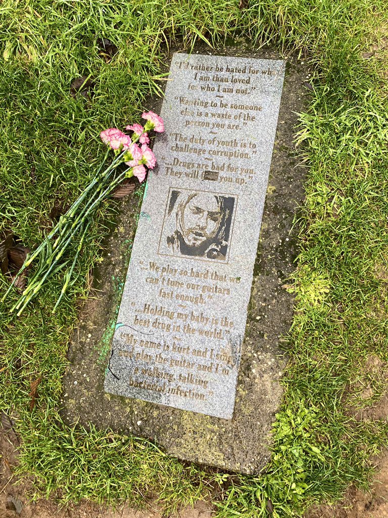charmy_app's tweet photo. Kurt Cobain, 28 yıl önce bugün uğurlandı. 🕊

#KurtCobain https://t.co/vu0iVHjAnz