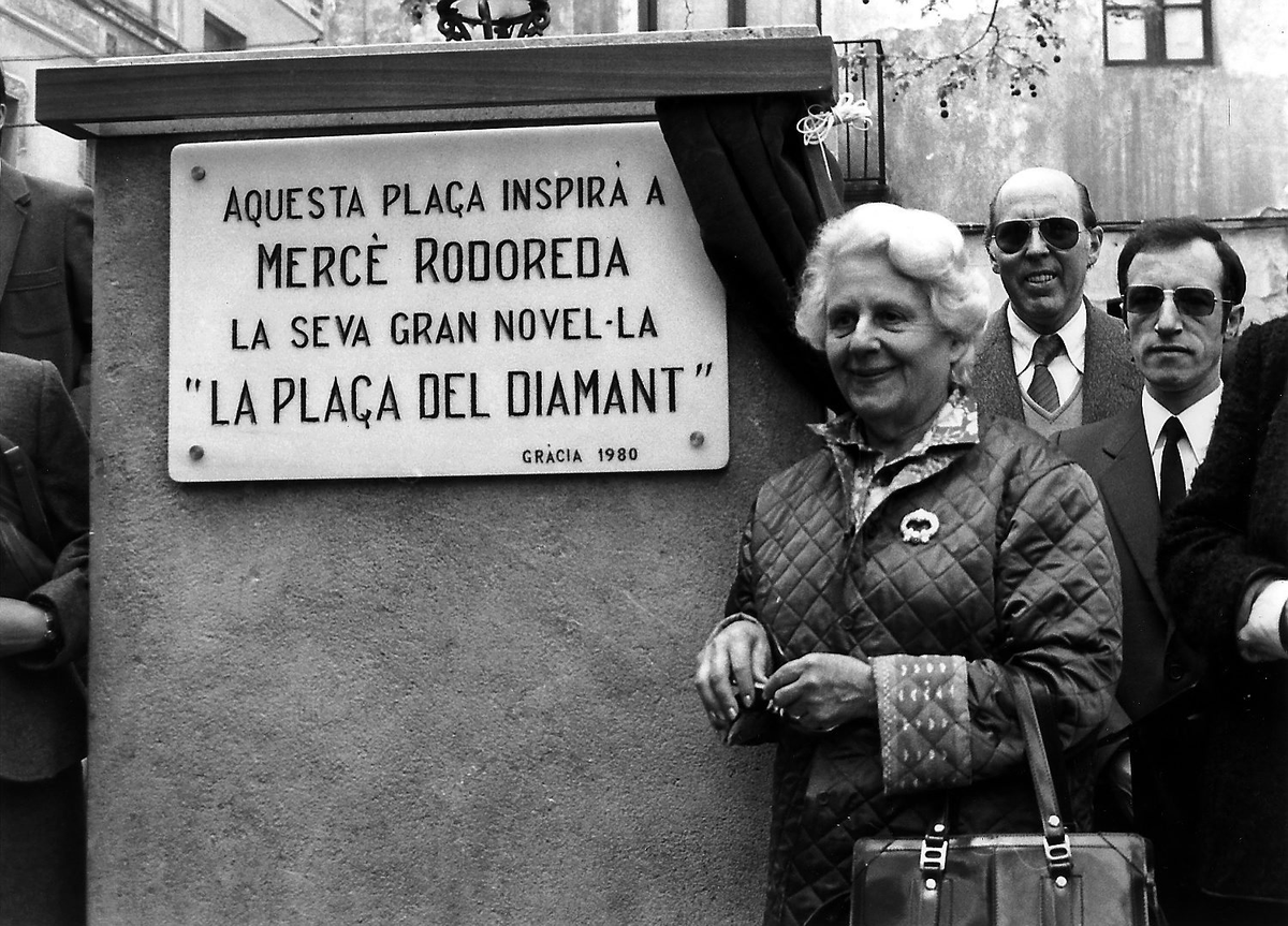 historiesdebcn's tweet photo. #TalDiaComAvui de 1981 @RodoredaMerce inaugurava una placa a la plaça del Diamant, en homenatge a la seva gran novel·la #Gràcia https://t.co/m2sQz3Fvvg