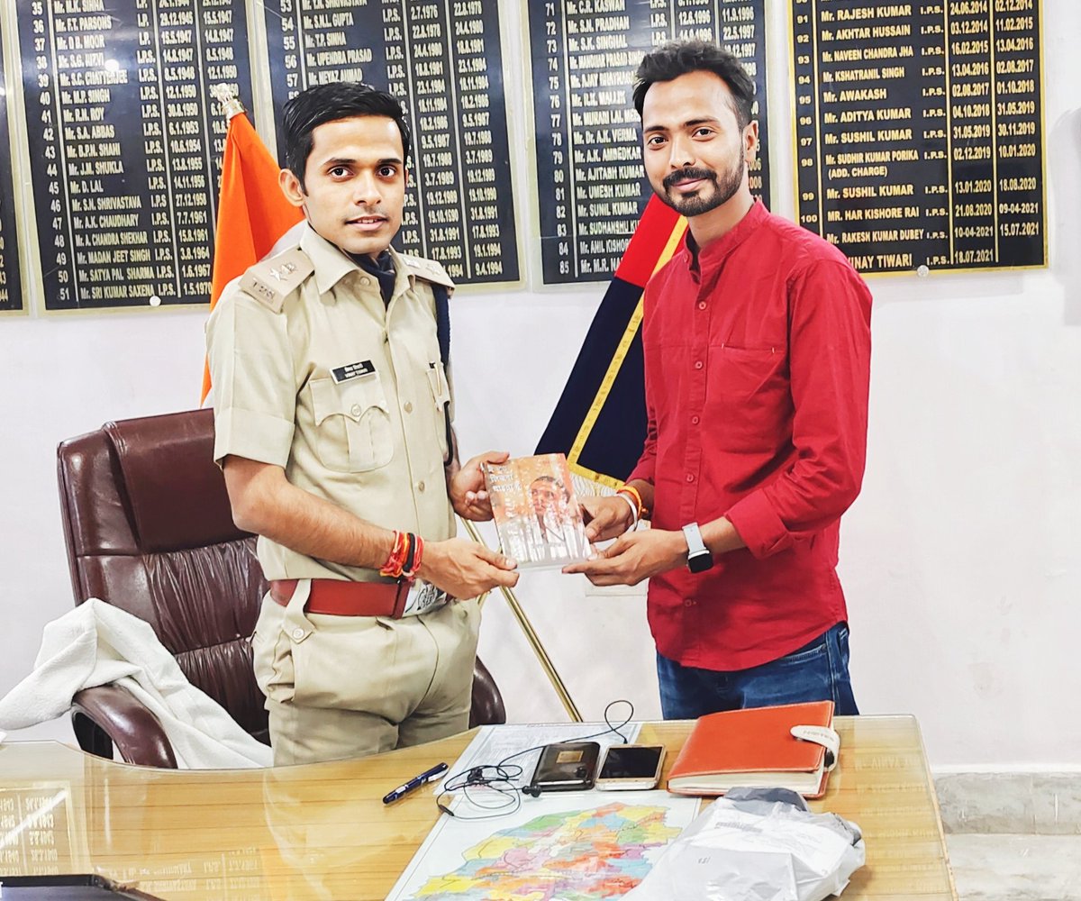 udaybettiah's tweet photo. मेरे जिंदगी के खुबसूरत पलों में सबसे खूबसूरत आज शाम का पल है जब मैं अपने प्रेरणास्रोत आदरणीय श्री @IPSVinayTiwari सर से प्रत्यक्ष रूप से मिला। आपके द्वारा दिया गया प्यार और आशीर्वाद ताउम्र मुझे याद रहेगा और शक्ति प्रदान करेगा आपके इस स्नेह एवं शुभकामनाओं के लिए ह्रदय से आभार सर। https://t.co/NqPP5WiEmz