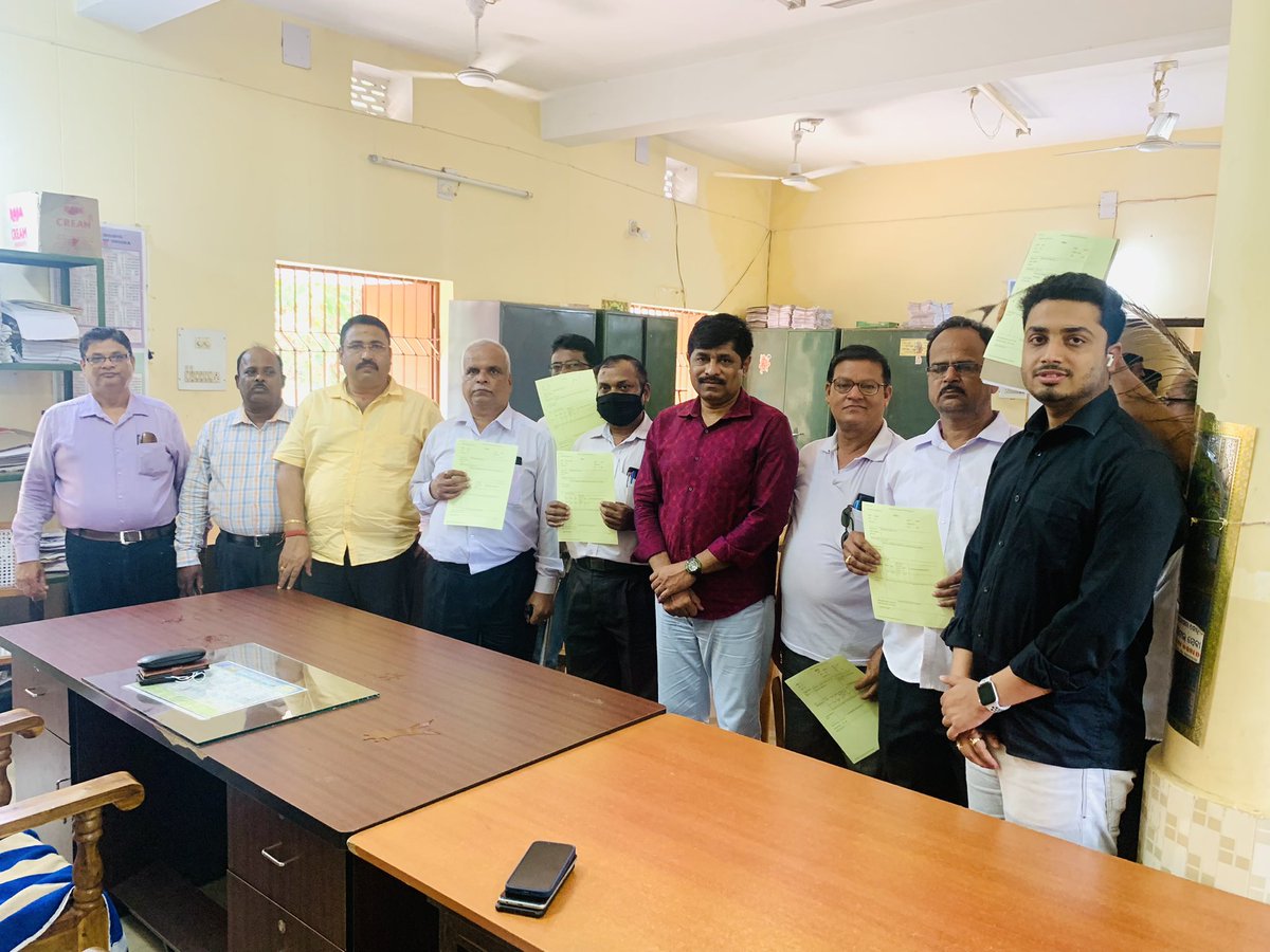 damapada's tweet photo. School Patta delivered to Head Master and principal of 5T transformation schools under damapada tahasil. @rdmodisha @CuttackDM @damapada https://t.co/qpWL19Hmd3