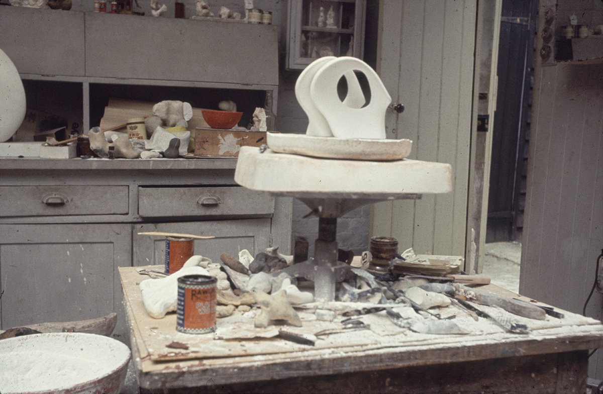 #SomethingSmall for #Archive30 today.

Even Henry Moore's largest bronzes started life as palm sized maquettes in his studio! 

Just like this maquette for 'Double Oval', captured by Errol Jackson, which you can see in #HenryMooreSixties

 henry-moore.org/the-sixties
