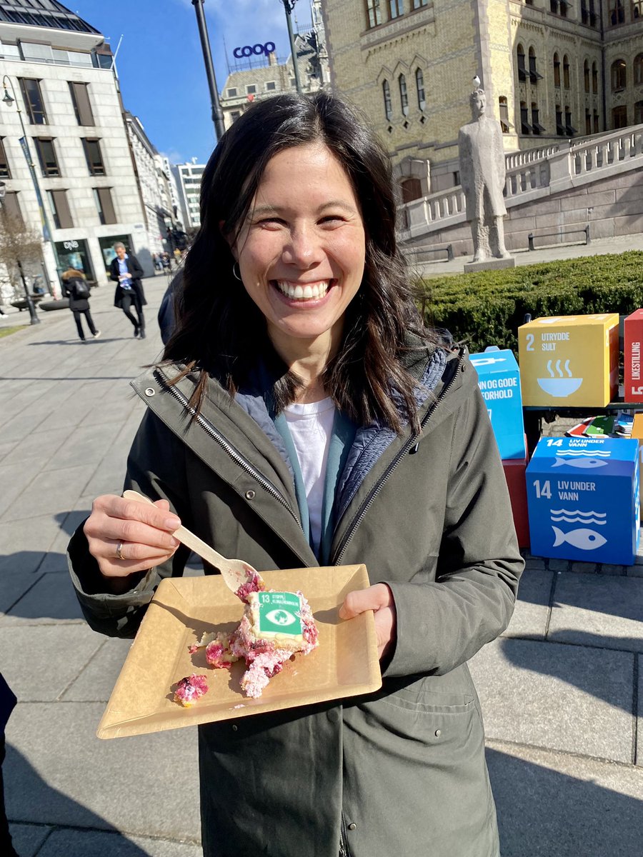 Vi er med på en samlet FN-feiring av at <a href="/Stortinget/">Stortinget</a> har stemt frem en handlingsplan for å nå bærekraftsmålene!👏

Det er godt å se 🇳🇴 som et ansvarlig flaggskip. Med 8 år igjen til #2030Agenda kreves ambisiøse tiltak og godt samarbeid på tvers av landegrenser!