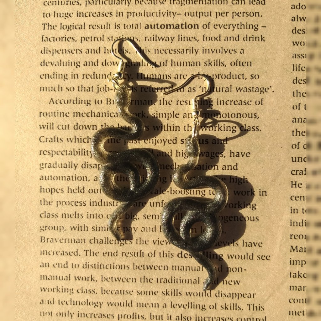 🐍Snake Earrings🐍
Black shimmery resin earrings in a snake shape with silver attachments. 
Price: Rs 800
Dm to purchase
Can be customized.
#snake #snakeearrings #snakejewellery #black #earrings #jewellery #jewellerydesign #jewelry #jewellerylover #jewelleryonline #sale #craft